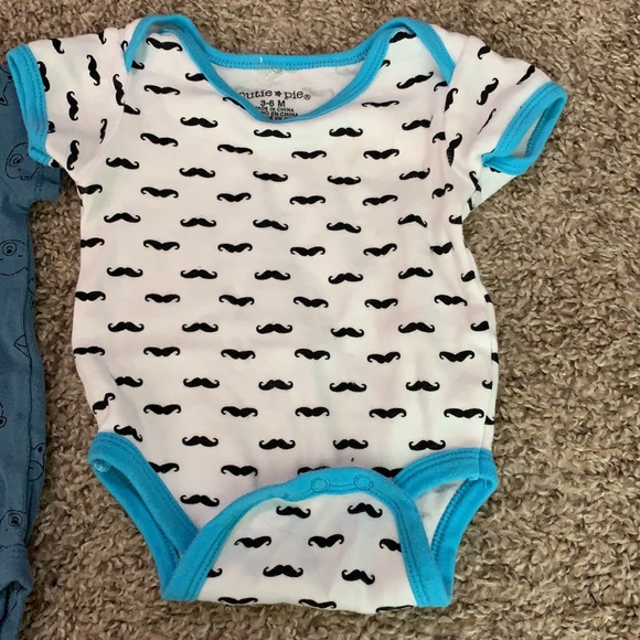 3 onsies - Picture 4 of 4